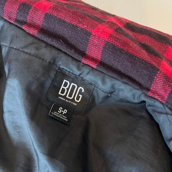 Urban Outfitters BDG Cropped Plaid Shacket Black Red Flannel Boxy Jacket Small - Picture 5 of 15